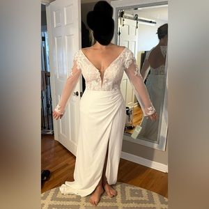 Beautiful wedding dress - size fits more like a 12 -